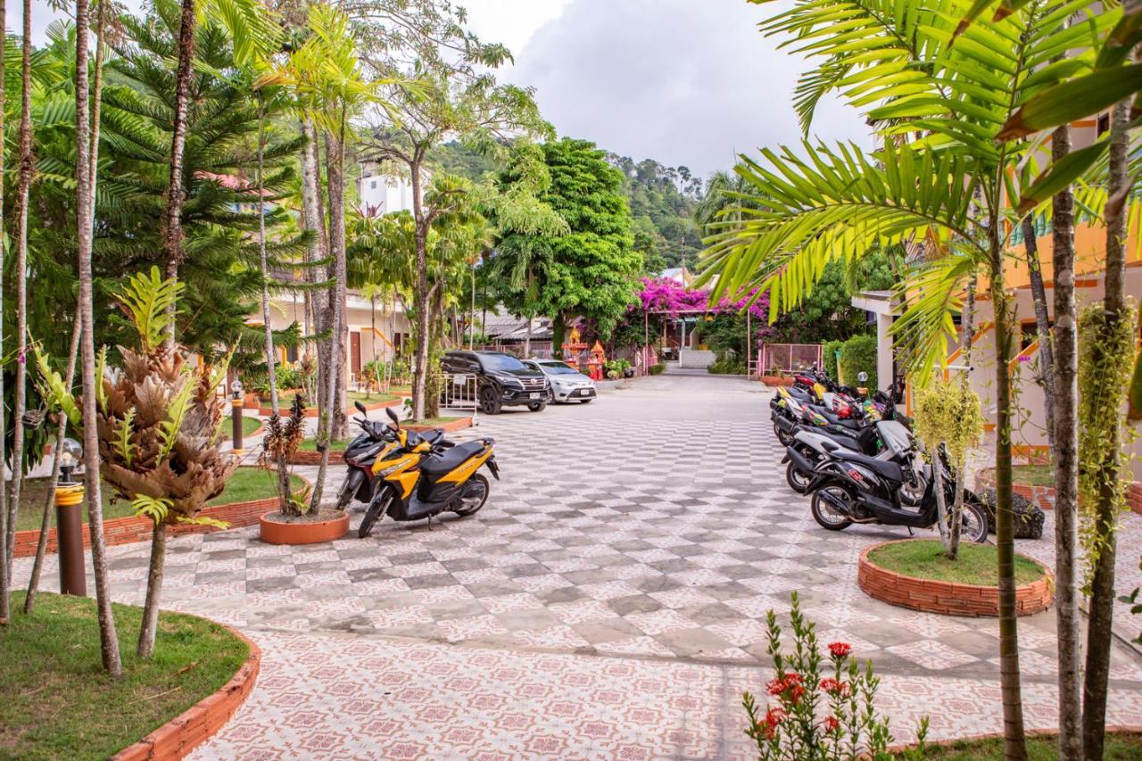 Coconut Resort Hotel Patong Exterior foto